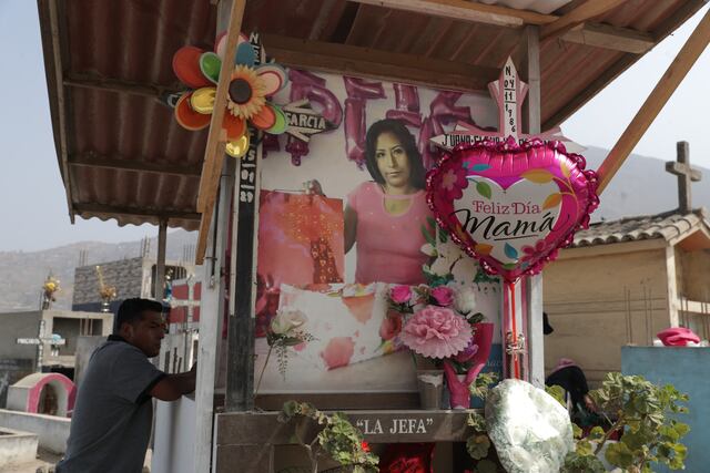 Los espacios conmemorativos fueron decorados con corazones, imágenes, mensajes manuscritos y símbolos religiosos que evocaban el cariño por quienes partieron. Foto: Julio Reaño/@photo.gec