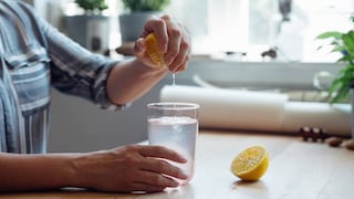 Beneficios e inconvenientes existen tras beber agua de limón