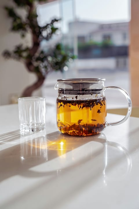 Las infusiones no solo son bebidas recomendadas por ser reconfortantes, sino también porque favorecen la hidratación y, en algunos casos, las hierbas puedes tener propiedades medicinales.