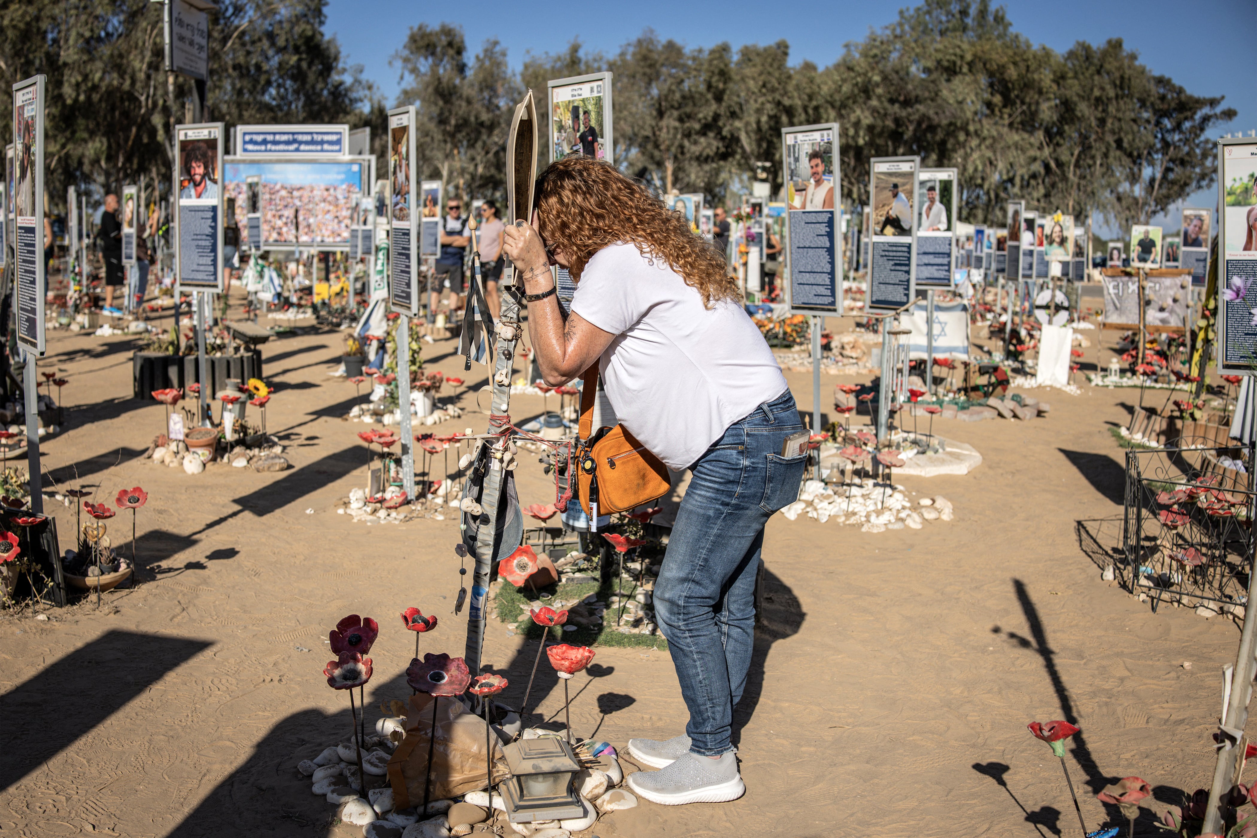 Una mujer reacciona junto a uno de los monumentos conmemorativos a las víctimas de los atentados del 7 de octubre de 2023, en el recinto del Festival Nova en Reim, al sur de Israel. (Foto de JOHN WESSELS / AFP).