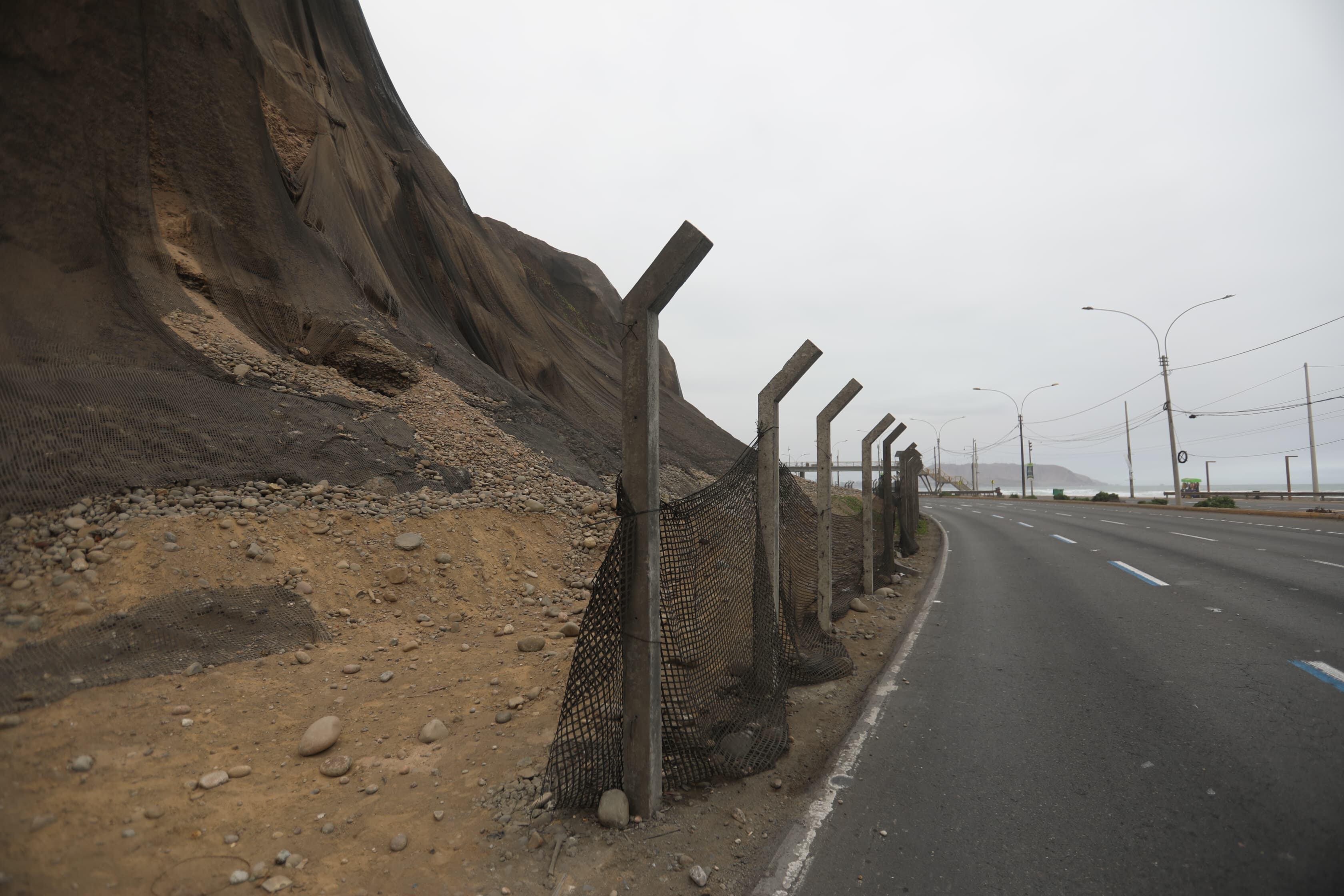 En los videos se apreció el desprendimiento de tierra y rocas desde los acantilados que bordean el circuito de playas. (Foto: GEC)