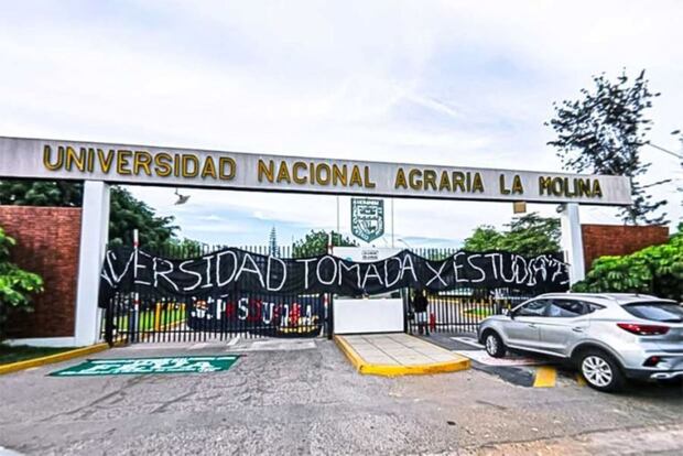 El pasado 2 de abril, un grupo de estudiantes de la Universidad Nacional Agraria La Molina (UNALM) tomó las instalaciones del campus en protesta por diversas deficiencias que afectan su educación y bienestar. Foto: Andina