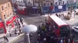YouTube: Personas levantaron un bus para salvar a ciclista