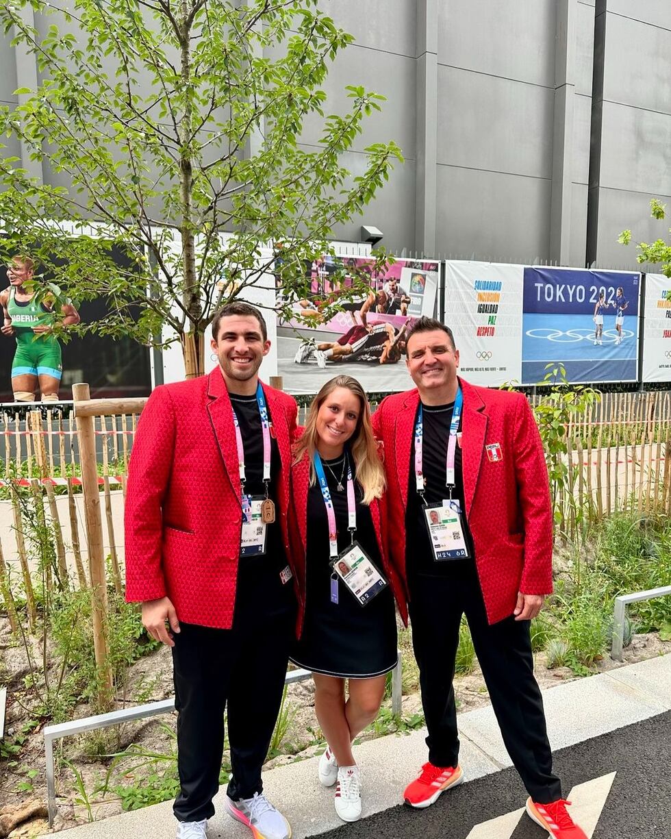 Deportistas peruanos listos para el desfile en la inauguración de los Juegos Olímpicos París 2024-
