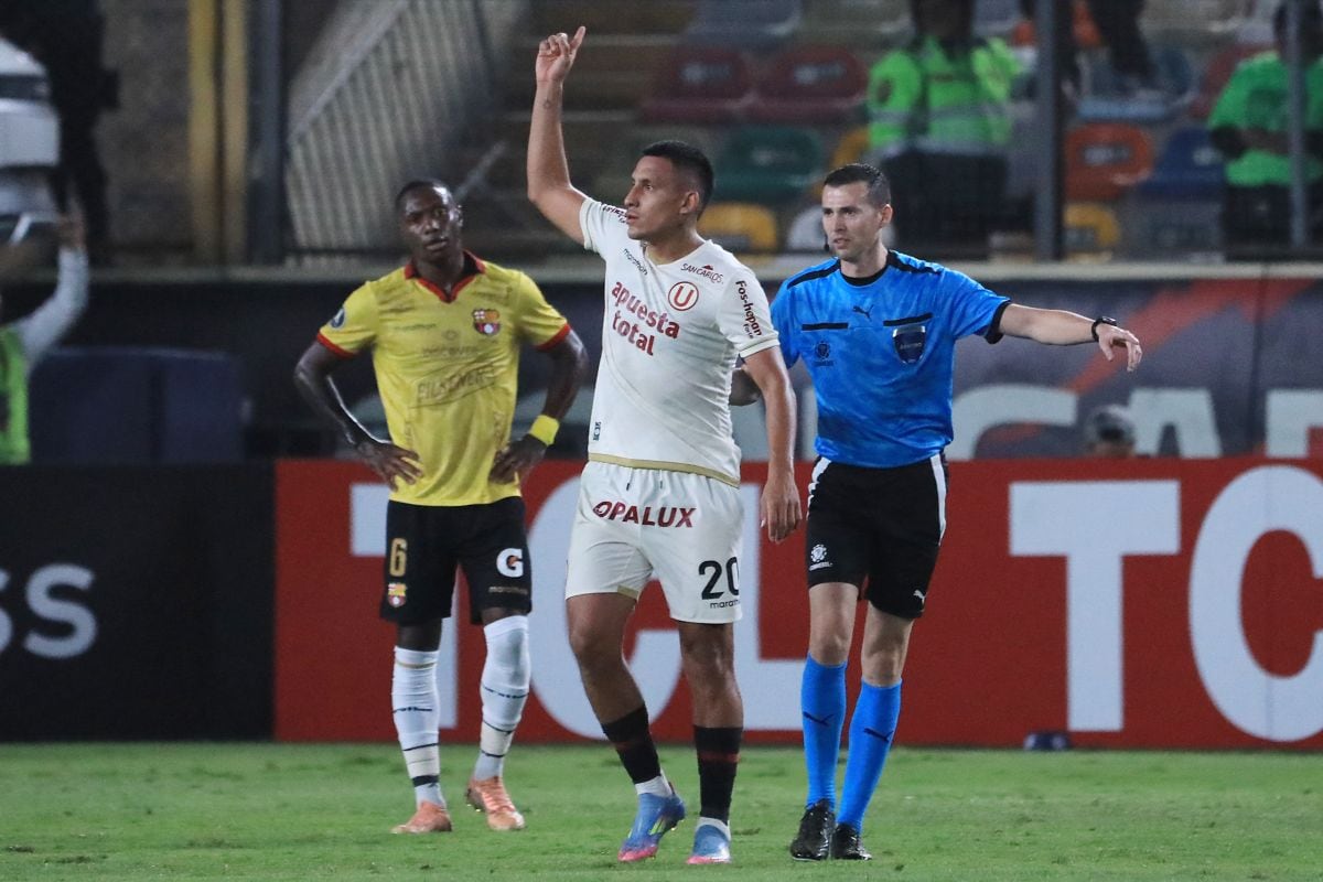 Alex Valera marcó el gol del triunfo de Universitario ante Barcelona. (Foto: AFP)