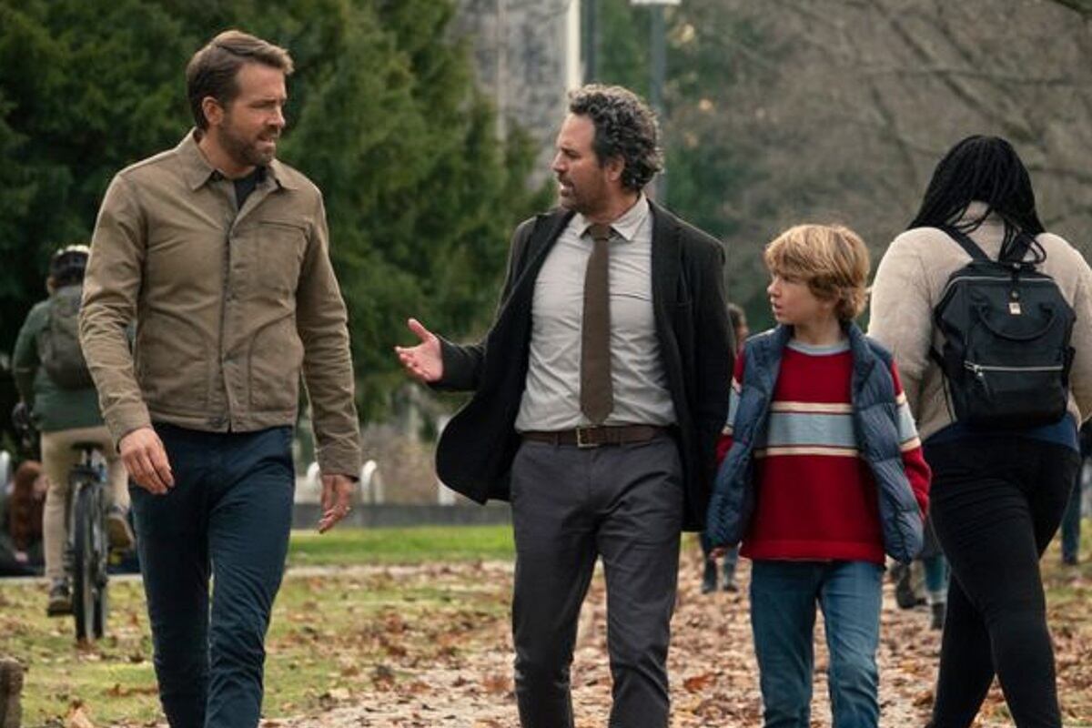 Los dos Adam explicándole a su padre sobre los viajes en el tiempo (Foto: The Adam Project/ Netflix)