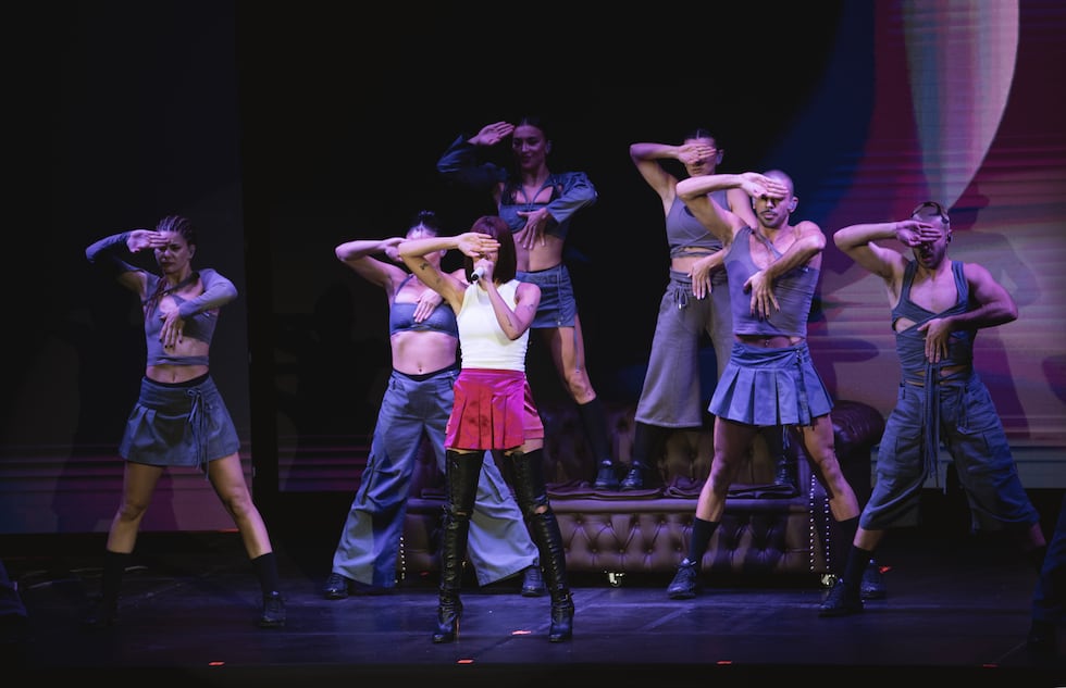 Tras sus primeras tres canciones, Aitana se dirige al público. "¡Holaaaa Lima!" dice, y todo es una fiesta. "Tenía tantas ganas de visitar este país... ayer comí cebiche y no hay duda que la mejor comida del mundo es la peruana", dijo la cantante.