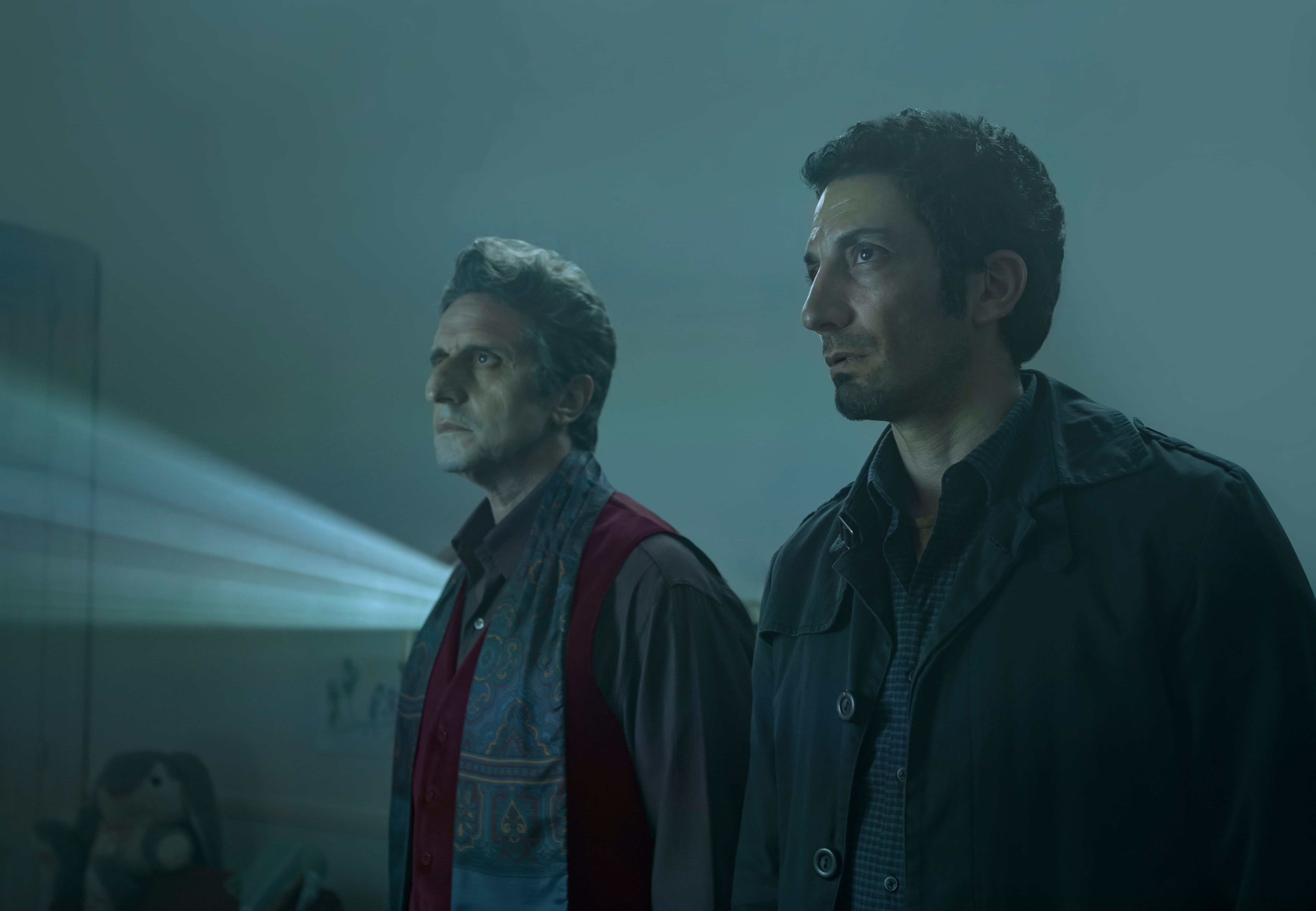 Kloster (Diego Peretti) mostrándole a Esteban (Juan Minujín) el único recuerdo que le queda a su hija en "La Ira De Dios" (Foto: Netflix)