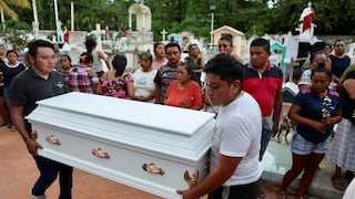 Familiares despiden a niña de 6 años que murió en elevador de hospital público en México