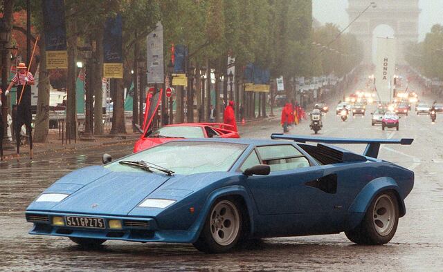 Lamborghini Countach (1974 – 1990). De 455 CV de potencia. Destacó por su carrocería de aluminio y fibra de vidrio. Su motor V12 de gasolina fue un propulsor trasero. Los primeros años tuvo un motor de 4,2 L con 375 CV. Desde 1985, su cilindrada fue de 5,2 L y su potencia de 455 CV. Fue la respuesta al Ferrari Testarossa y su última versión fue el de 25 aniversario.