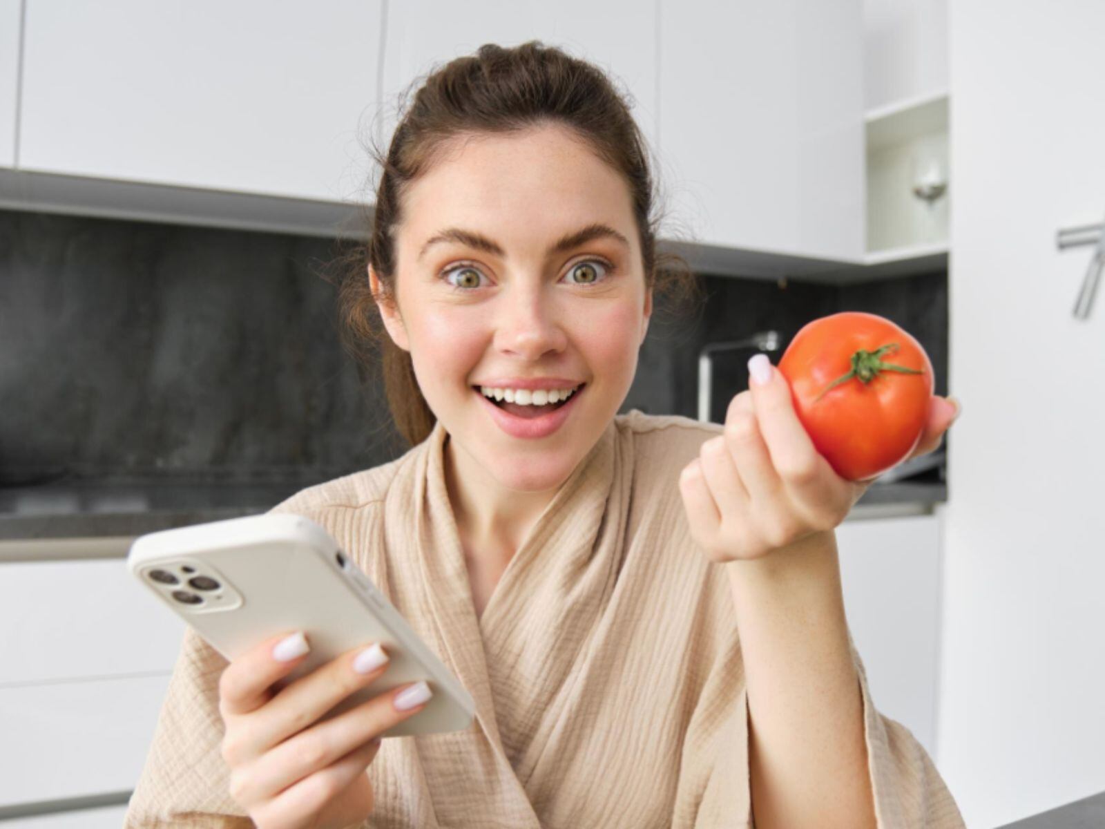 El tomate tiene distintos nutrientes y pigmentos que cuidan tu salud ocular. (Crédito: Freepik)