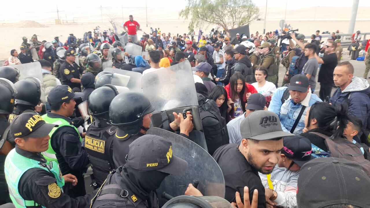 Policía realiza barrera para impedir que los ciudadanos extranjeros crucen la línea fronteriza de ingreso al Perú. El lunes se registraron altercados entre un grupo de ellos y el personal policial. (Foto: GEC)
