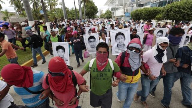 Miles marchan en Acapulco por los 43 estudiantes desaparecidos