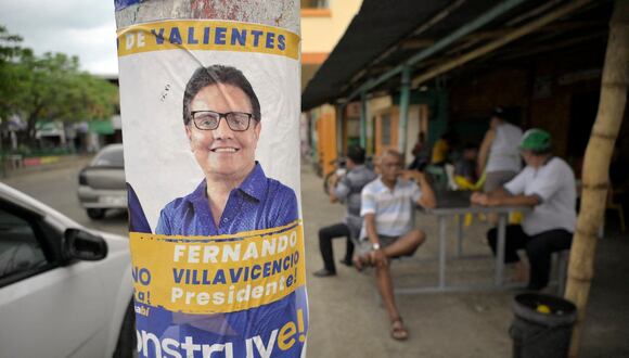 Un anuncio del candidato presidencial ecuatoriano asesinado Fernando Villavicencio se ve en Canuto, Ecuador, el 19 de agosto de 2023. (Foto de Rodrigo BUENDIA / AFP)