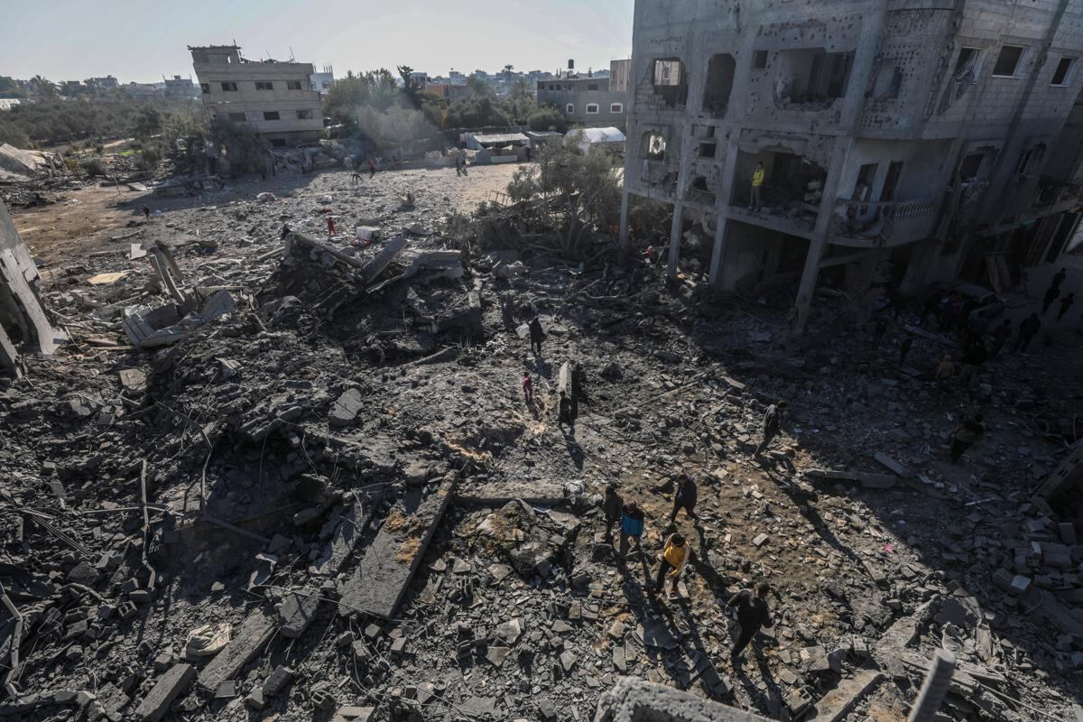 Palestinos inspeccionan la casa destruida de la familia Abu Libda tras un ataque aéreo israelí en el campo de refugiados de Al Maghazi, en el centro de la Franja de Gaza, el 3 de enero de 2025. (Foto de EFE/EPA/MOHAMMED SABER)