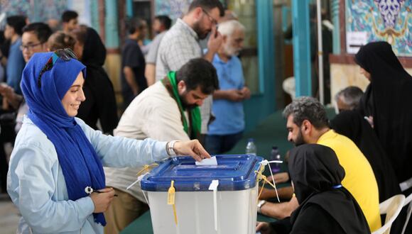 Los iraníes emiten sus votos en una mesa electoral durante las elecciones presidenciales en Irán, el 28 de junio de 2024. (EFE/EPA/STRINGER).