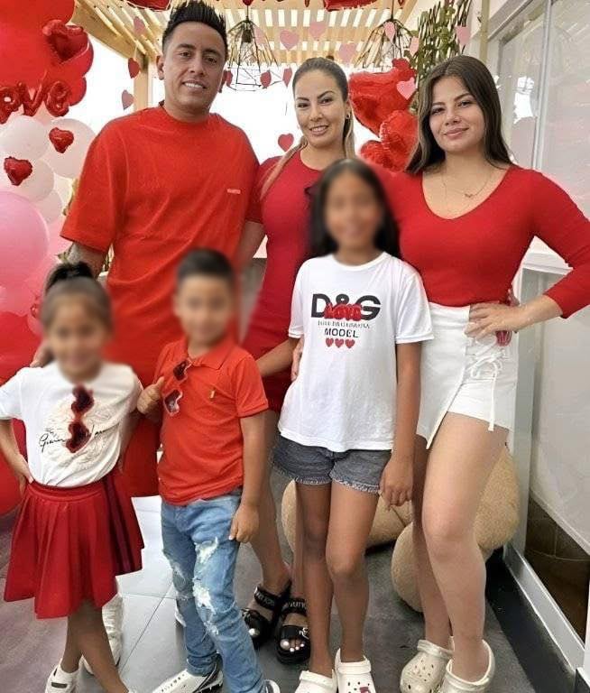 Christian Cueva y Pamela López junto a su familia | Foto: Facebook