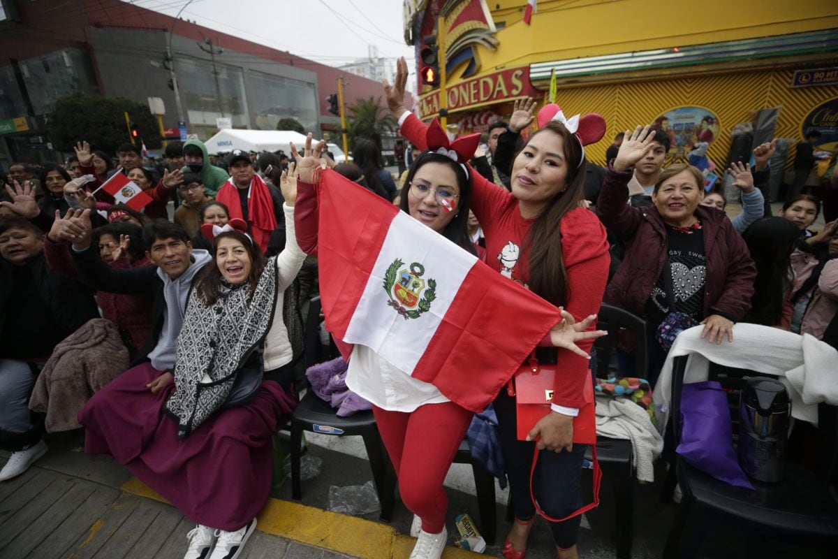 Miles de peruanos acuden a la avenida Brasil para ver a los 6 mil participantes. Foto: César Bueno @photo.gec