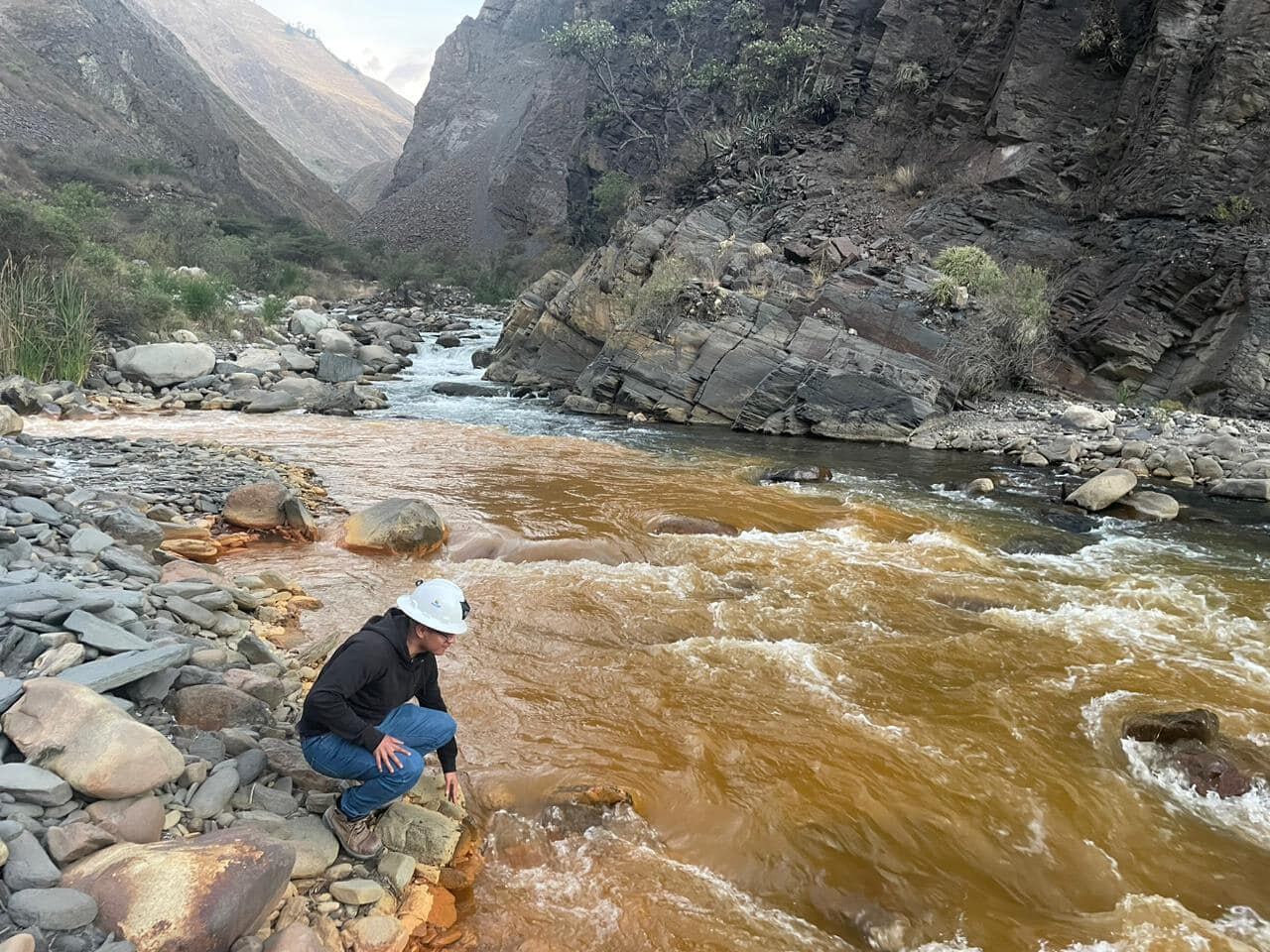 Un equipo técnico del GORE Áncash viajó a la quebrada de Tablachaca donde ya se encuentran investigando el origen de la contaminación del río Tablachaca que además es afluente del Río Santa.