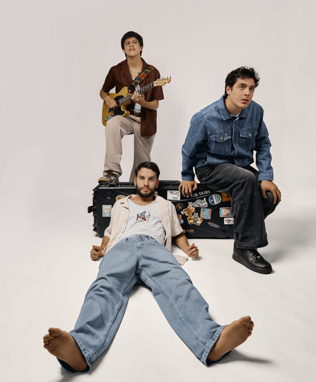 La banda limeña Tua Tribu presenta su primer disco SENTIR, una obra que mezcla reggae, RnB y sonidos sudamericanos. El álbum fue producido por la banda y cuenta con mezcla de un ganador del Grammy.