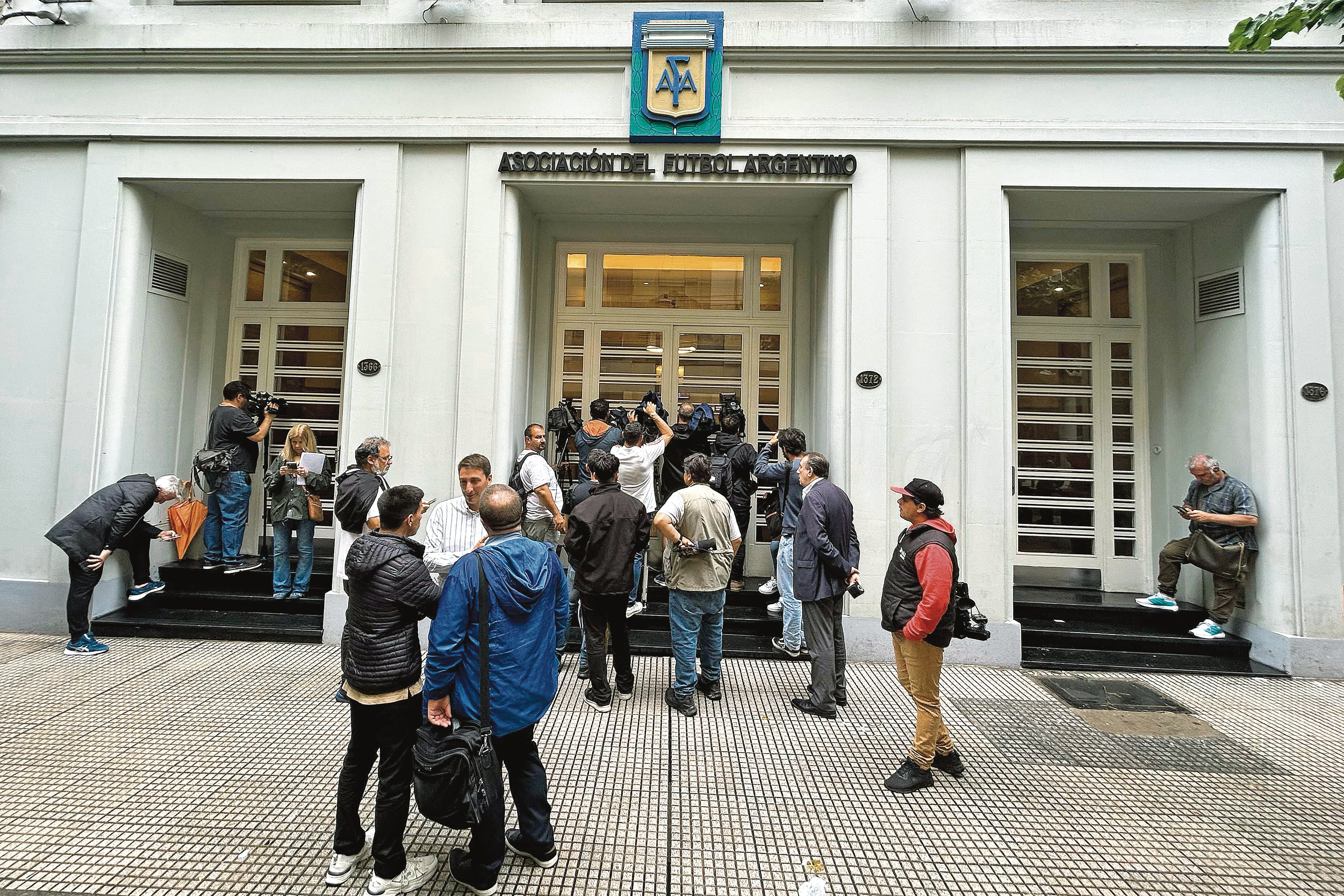 El martes 9, la Policía Federal allanó la sede de la Asociación del Fútbol Argentino y de varios clubes de forma simultánea por orden del juez Luis Armella. (Foto: AFP)