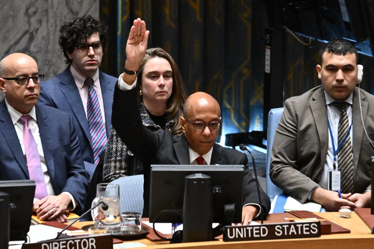 El embajador alterno de Estados Unidos ante la ONU, Robert Wood, levanta la mano para vetar un proyecto que pide un alto el fuego en Gaza, el 20 de noviembre de 2024, en la sede de la ONU en la ciudad de Nueva York. (Foto de ANGELA WEISS / AFP)