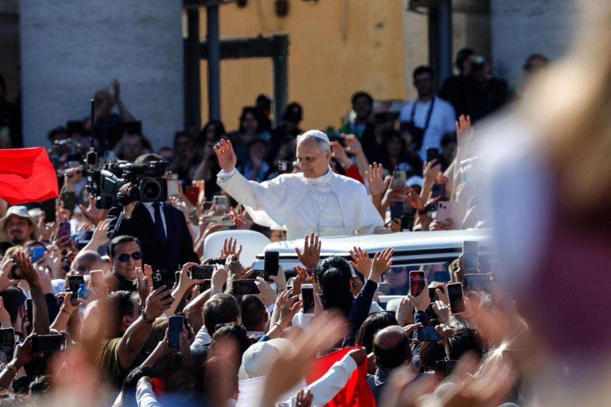 El Papa León XIV saluda a los fieles a su llegada en el papamóvil a la Plaza de San Pedro, Ciudad del Vaticano, 18 de mayo de 2025. (Papa) EFE/EPA/GIUSEPPE LAMI