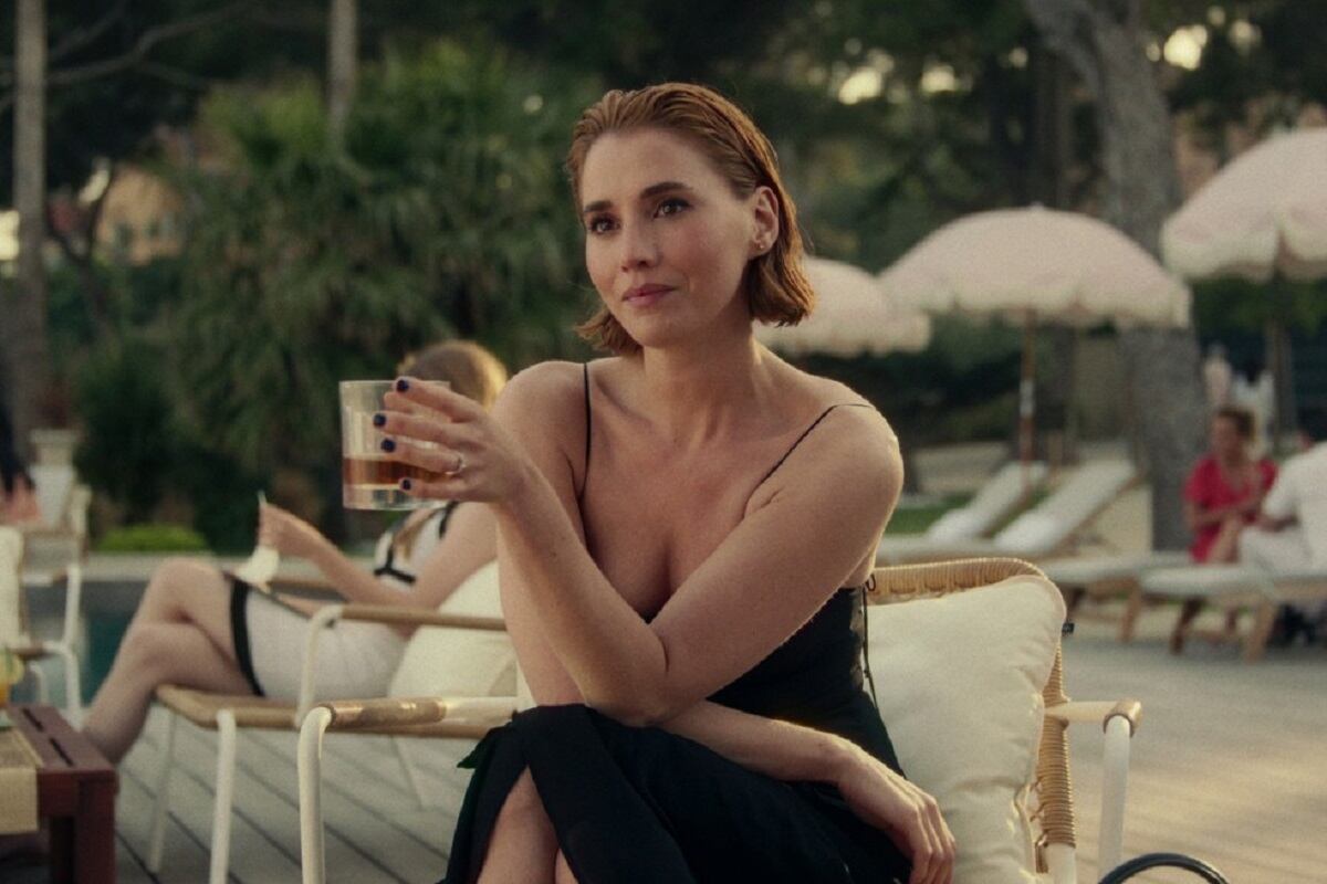 Charlie Murphy como Anna Barton en la serie "Obsesión" (Foto: Netflix)