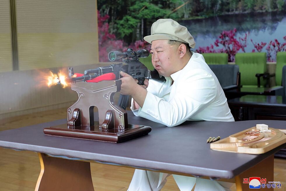 El líder norcoreano, Kim Jong-un, realiza una prueba de disparo de una nueva serie de armas de fuego, durante una visita a una importante fábrica de municiones en Corea del Norte, el 5 de agosto de 2023. (Foto de KCNA VIA KNS / AFP)