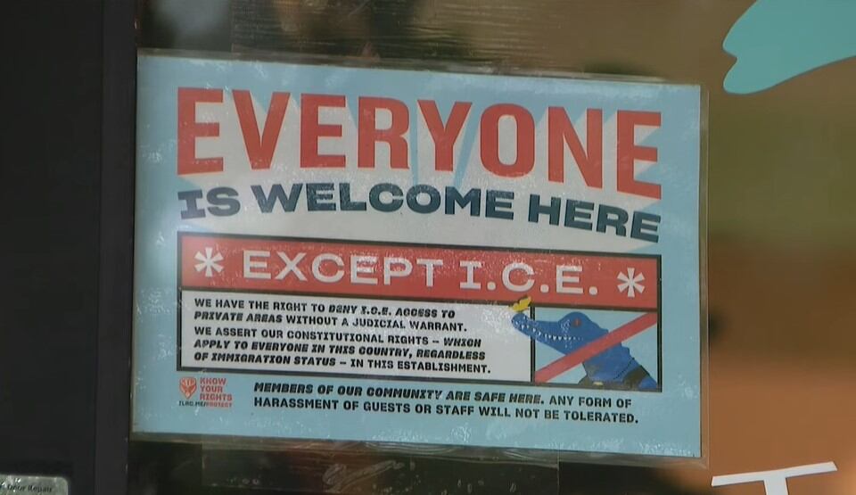 Este mensaje dice "Todos son bienvenidos aquí, excepto ICE". (Crédito: CBS Chicago / YouTube)