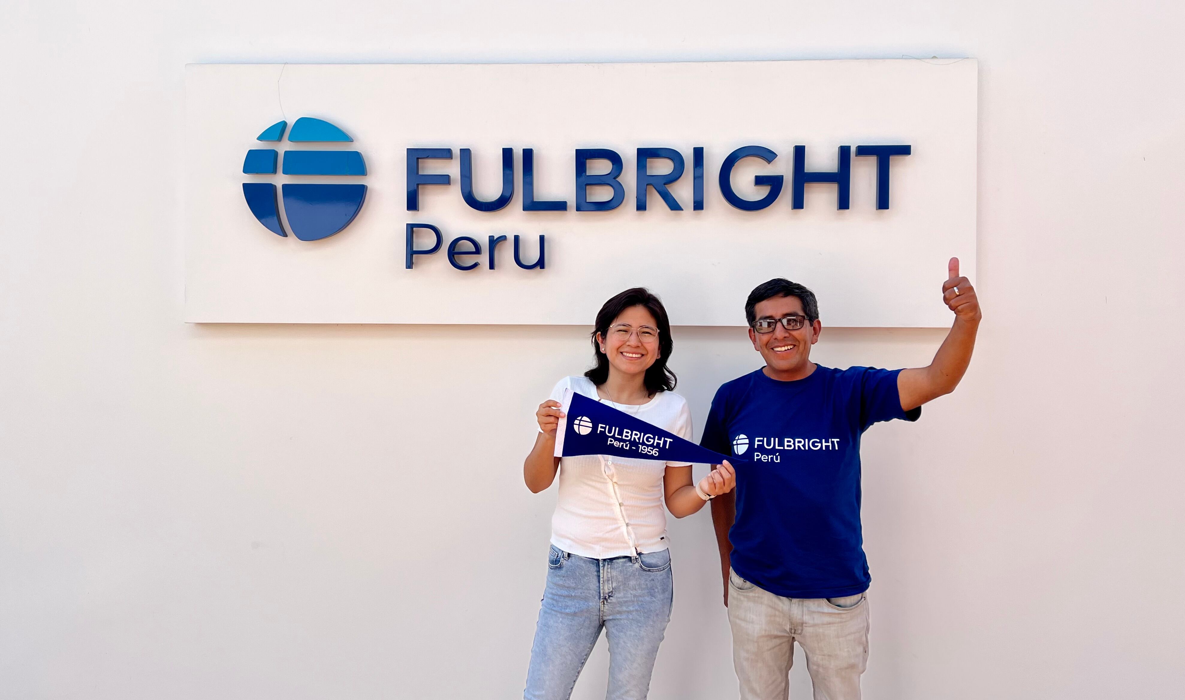 Liliana Huaraca, ganadora de la beca de posgrado regular y Edgar Romero, beneficiado con la Beca de Posgrado Discapacidad y Liderazgo.