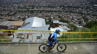 El downhill urbano se luce entre las casas y calles de Medellín