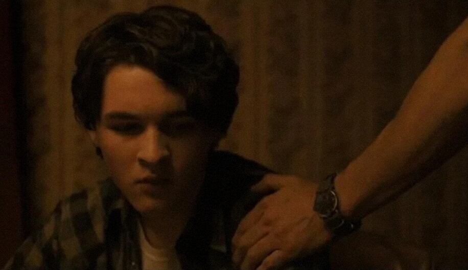 El padre de Joel llevando el reloj característico de "The Last of Us".