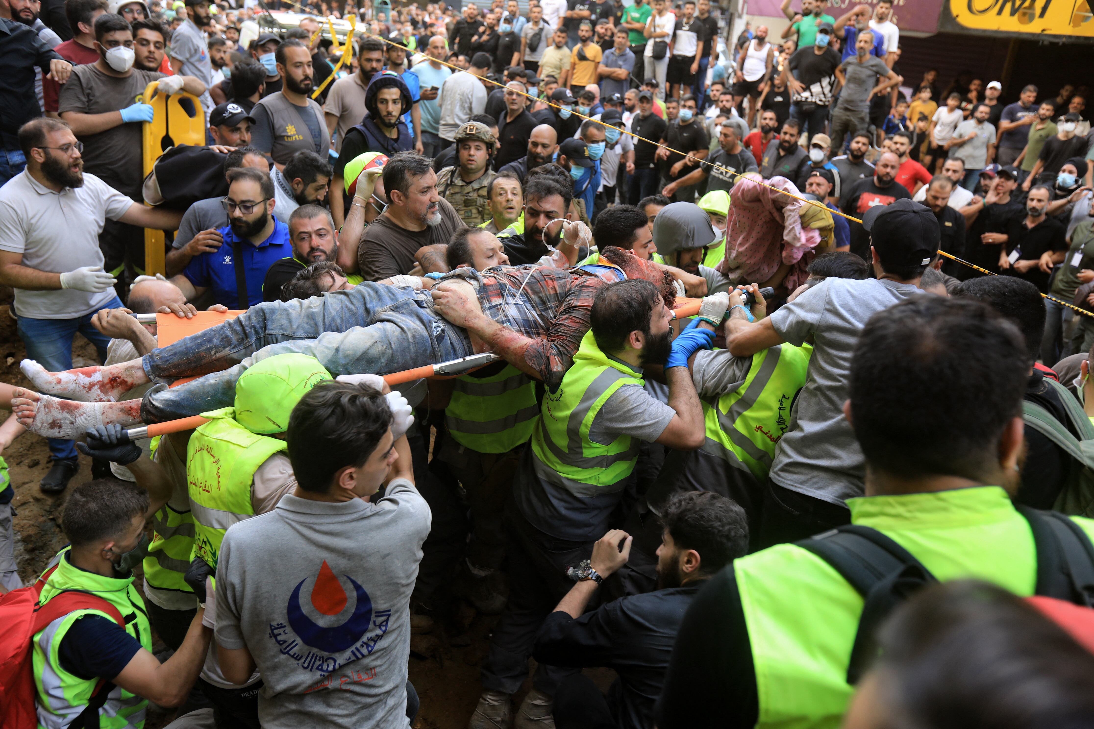 Un hombre herido es evacuado de la escena de un ataque israelí en los suburbios del sur de Beirut el 20 de septiembre de 2024. (Foto de AFP)