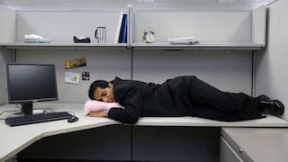 Quedarte dormido en el trabajo podrá ser causal de despido e impedimento para reposición