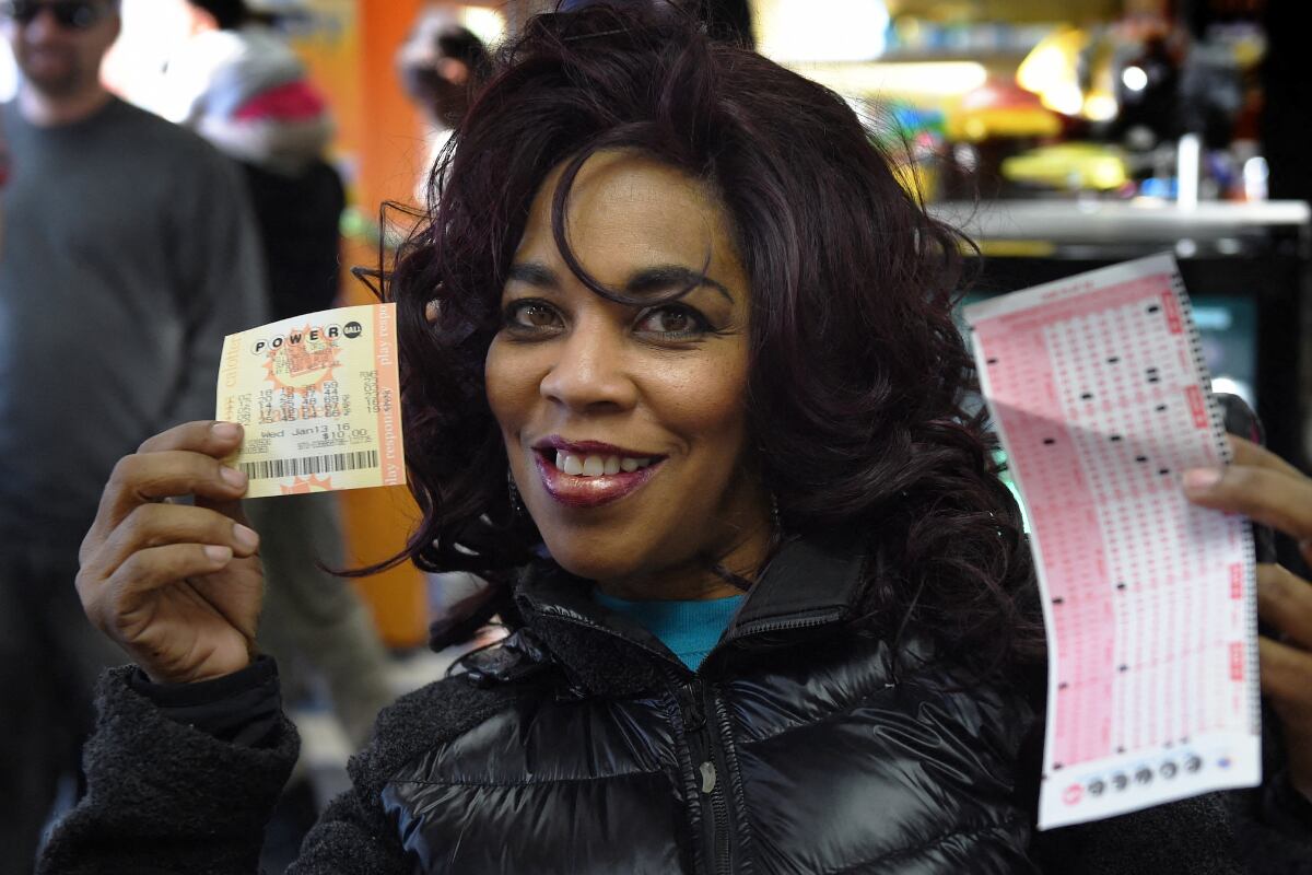 Una ciudadana estadounidense adquiriendo un boleto de Powerball (Foto: AFP)
