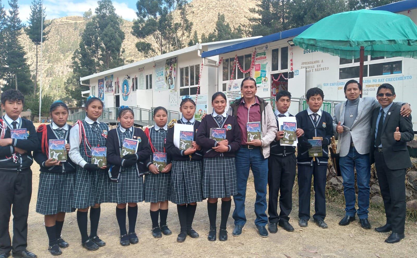 La dinámica es la siguiente: se elige una obra, se lee y se analiza. Luego se invita al autor para que visite el colegio y, en un evento público, un grupo de estudiantes lee sus análisis y le hacen preguntas al autor, quien luego responde y dialoga con los alumnos.