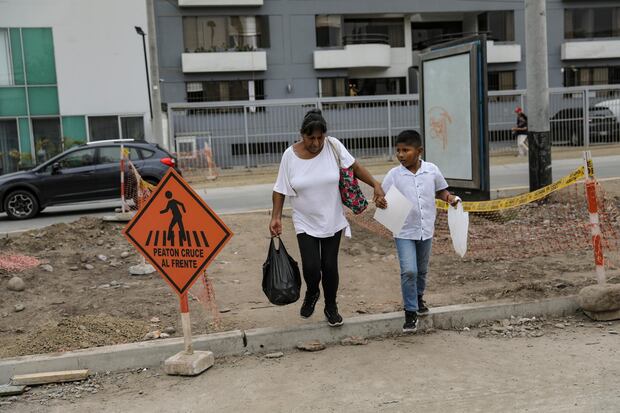 Mientras se desarrollan obras viales en las avenidas Comandante Espinar y 28 de Julio, también se ejecutan trabajos de Sedapal en Bolognesi. Al mismo tiempo, la municipalidad distrital ha empezado trabajos de mantenimiento en los malecones.