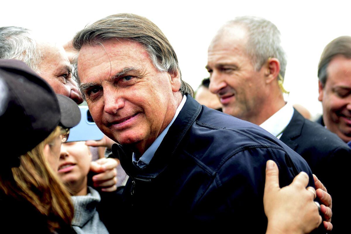 El expresidente brasileño Jair Bolsonaro es acusado de supuestos abusos cometidos durante la campaña para los comicios de octubre del año pasado, como promover su candidatura y mantener una dura campaña de descrédito contra la propia Justicia electoral y las instituciones democráticas. Foto: Ricardo Rimoli / EFE