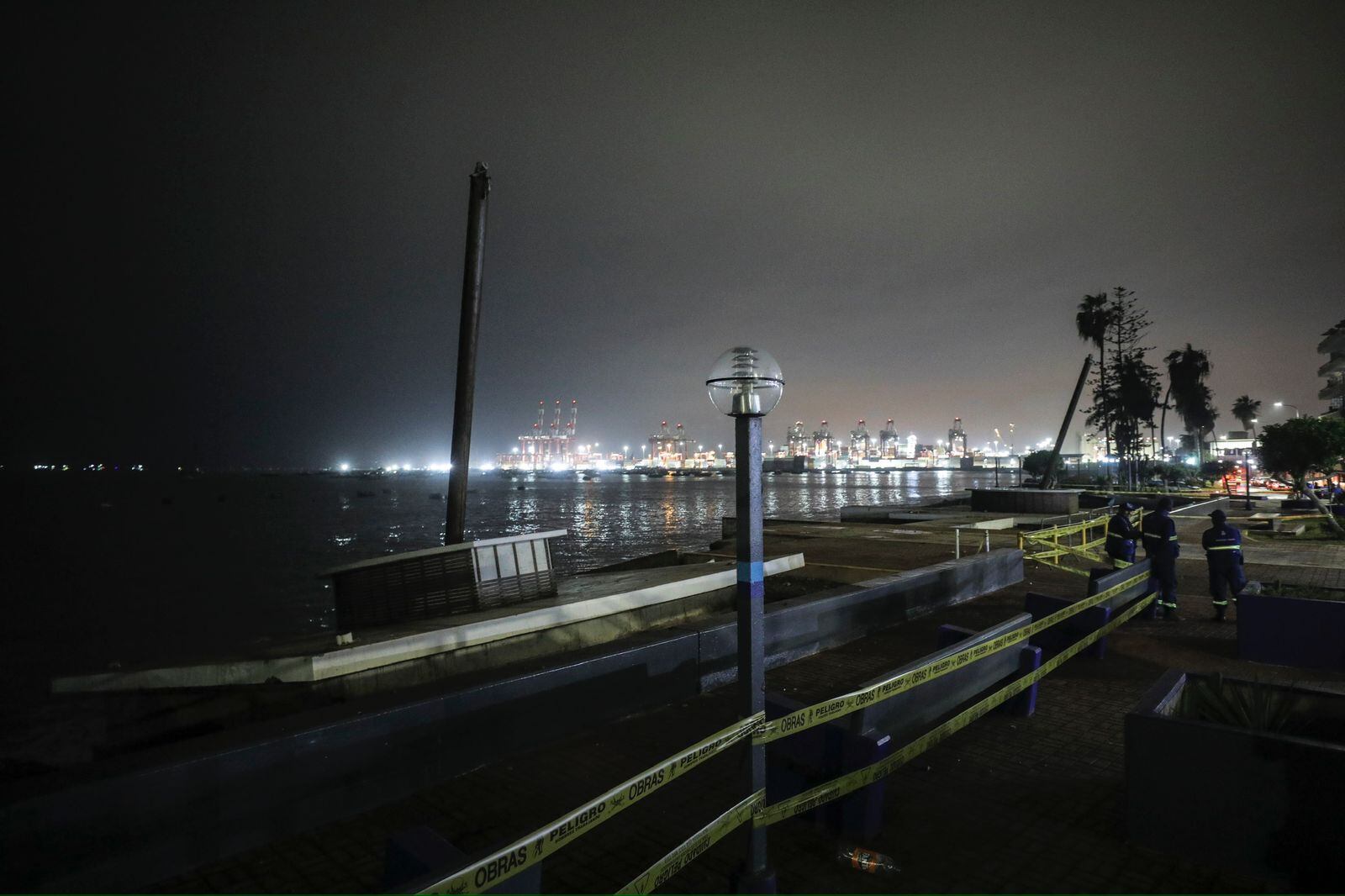 Las olas desprendieron un módulo instalado en la orilla de la playa de Chucuito y derribaron unos muros de concreto. Foto: Joel Alonzo / GEC