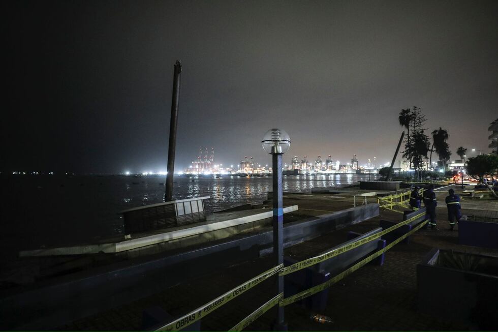 Las olas desprendieron un módulo instalado en la orilla de la playa de Chucuito y derribaron unos muros de concreto. Foto: Joel Alonzo / GEC