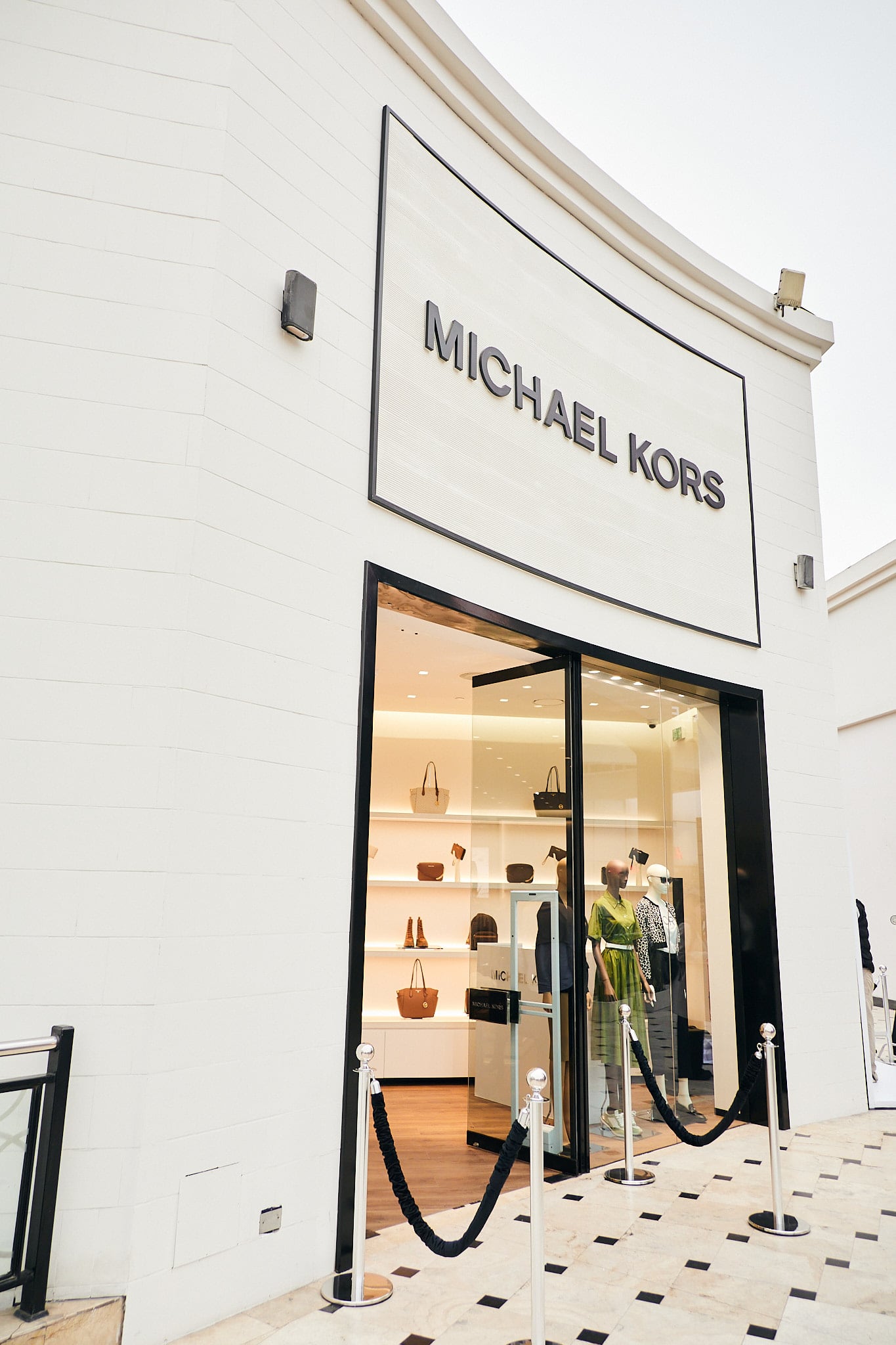 El local de 165 metros cuadrados tendrá una selección de moda bajo la marca MICHAEL Michael Kors, además de accesorios, incluidos sus célebres bolsos y calzado, así como relojes, joyas y lentes.
(Foto: Michael Kors)
