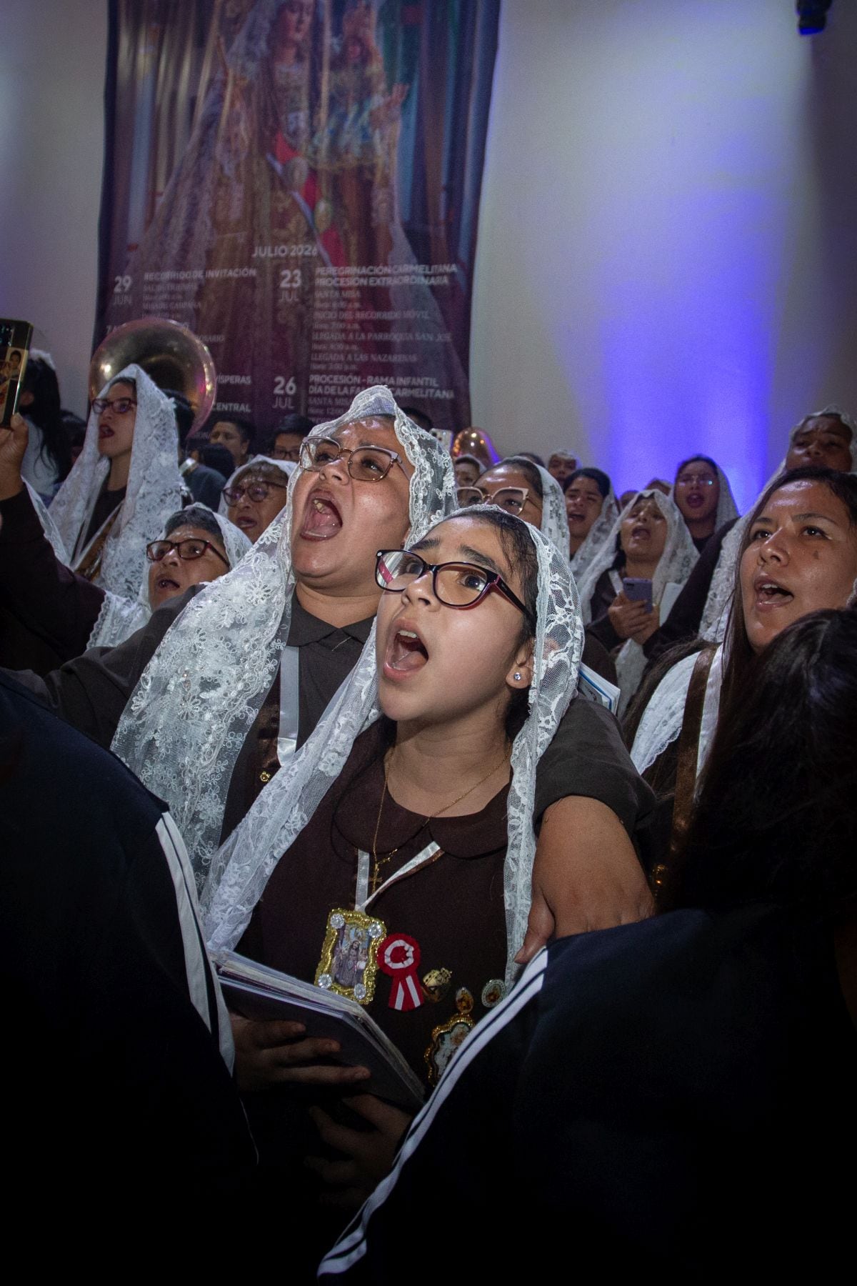 Las cantoras entonan el repertorio carmelitano en el atrio de la Iglesia de Nuestra Señora del Carmen, con la imagen esperando ser guardada.