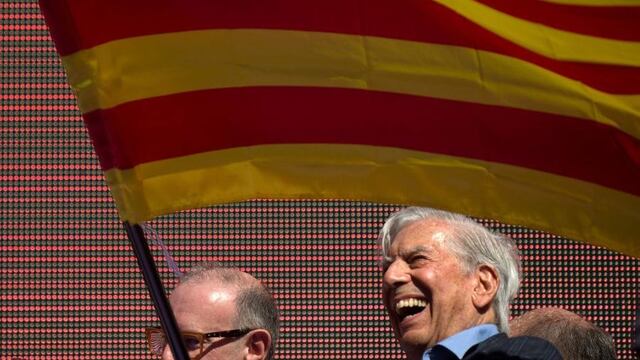 Vargas Llosa ondea la bandera catalana y clama por la unidad de España [FOTOS]