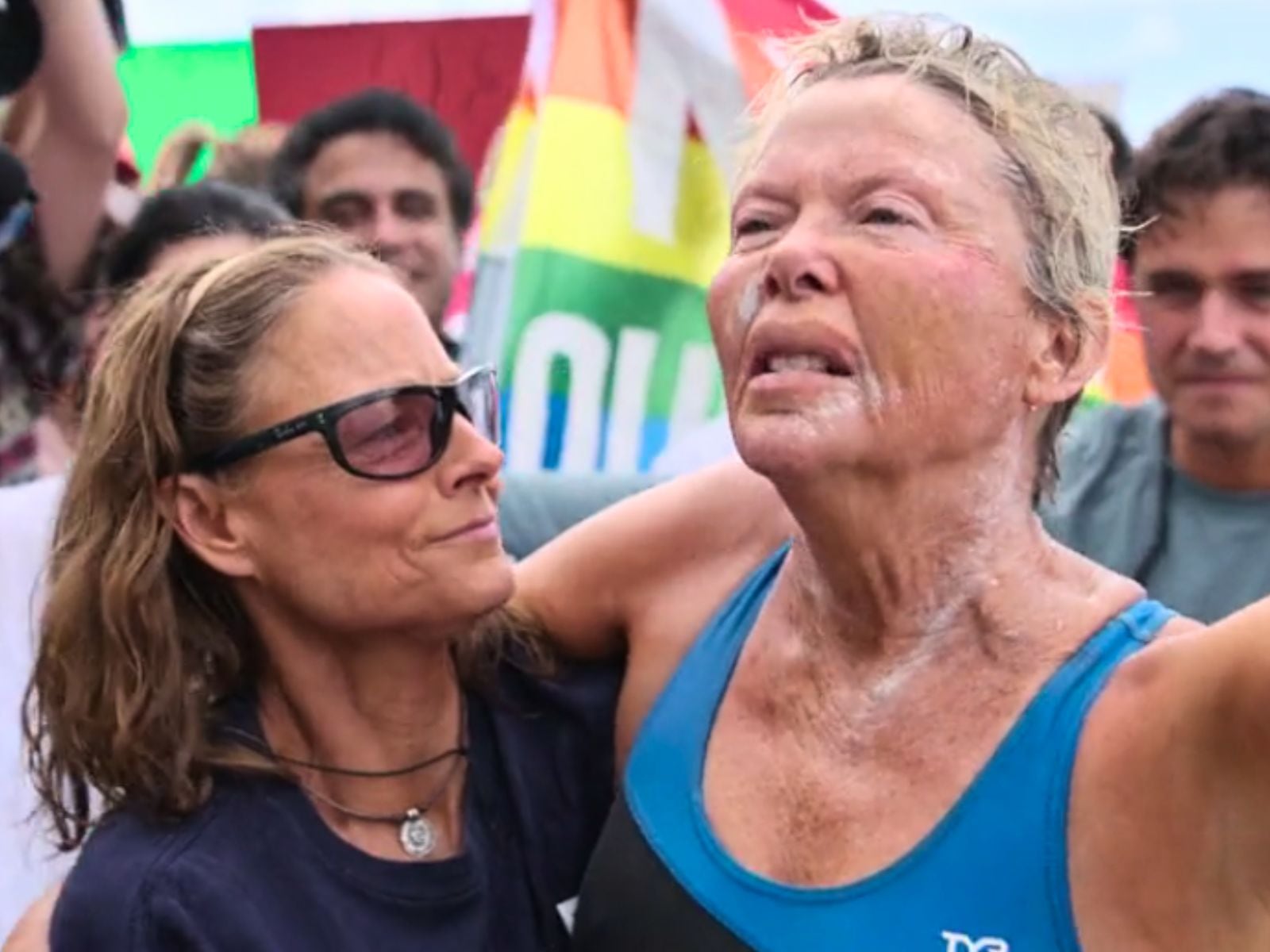 Diana logró hacer historia, tal como se ve en el final de la película "Nyad" (Foto: Netflix)