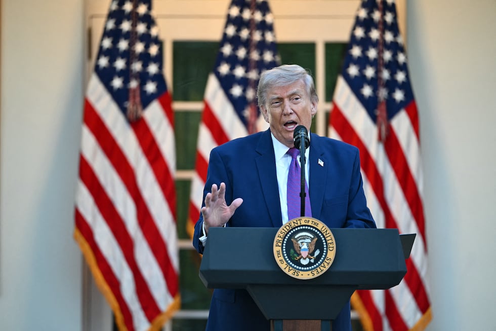 El presidente estadounidense Donald Trump pronuncia un discurso por la Semana de la Policía en la Casa Blanca en Washington, D.C., el 11 de mayo de 2026. (Foto de Kent NISHIMURA / AFP).