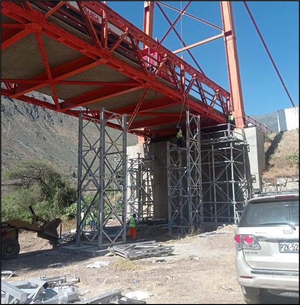 Como alternativa temporal, si existe la altura suficiente y no hay un caudal elevado en el río, se puede instalar una serie de torres de apuntalamiento que permitan que la estructura soporte el peso del camión. Foto: Colegio de Ingenieros del Perú.