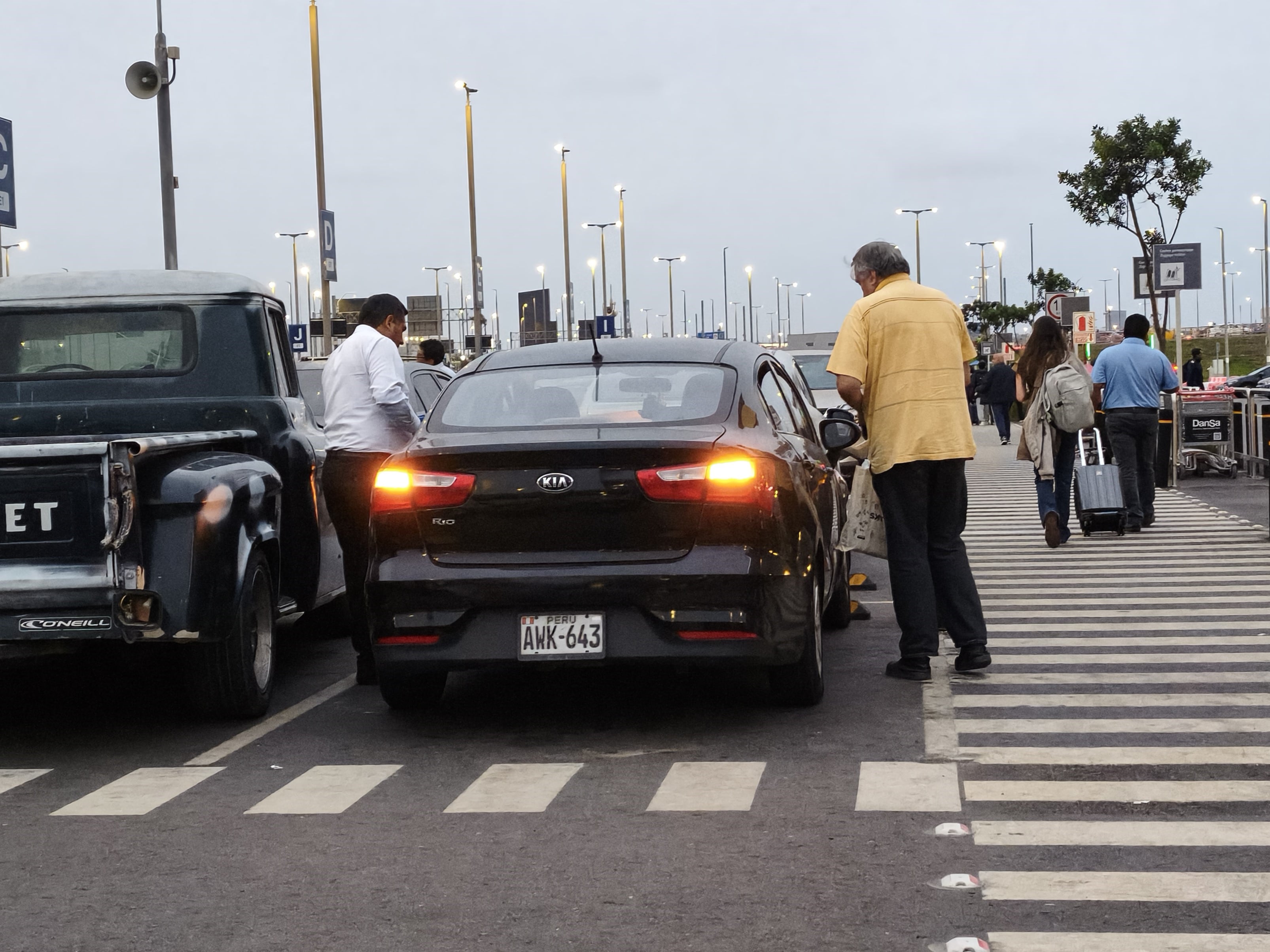 Vehículo de placa AWK643 visto en el aeropuerto Jorge Chávez brindando servicio de taxi. (Foto: Diego Aquino).
