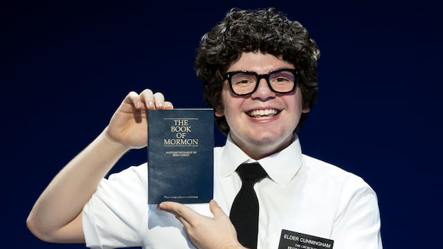 El peruano Diego Enrico caracterizado como Elder Cunningham, uno de los protagonistas del musical de Broadway "The Book of Mormon". Él está de gira por todos EE.UU. con la puesta en escena.