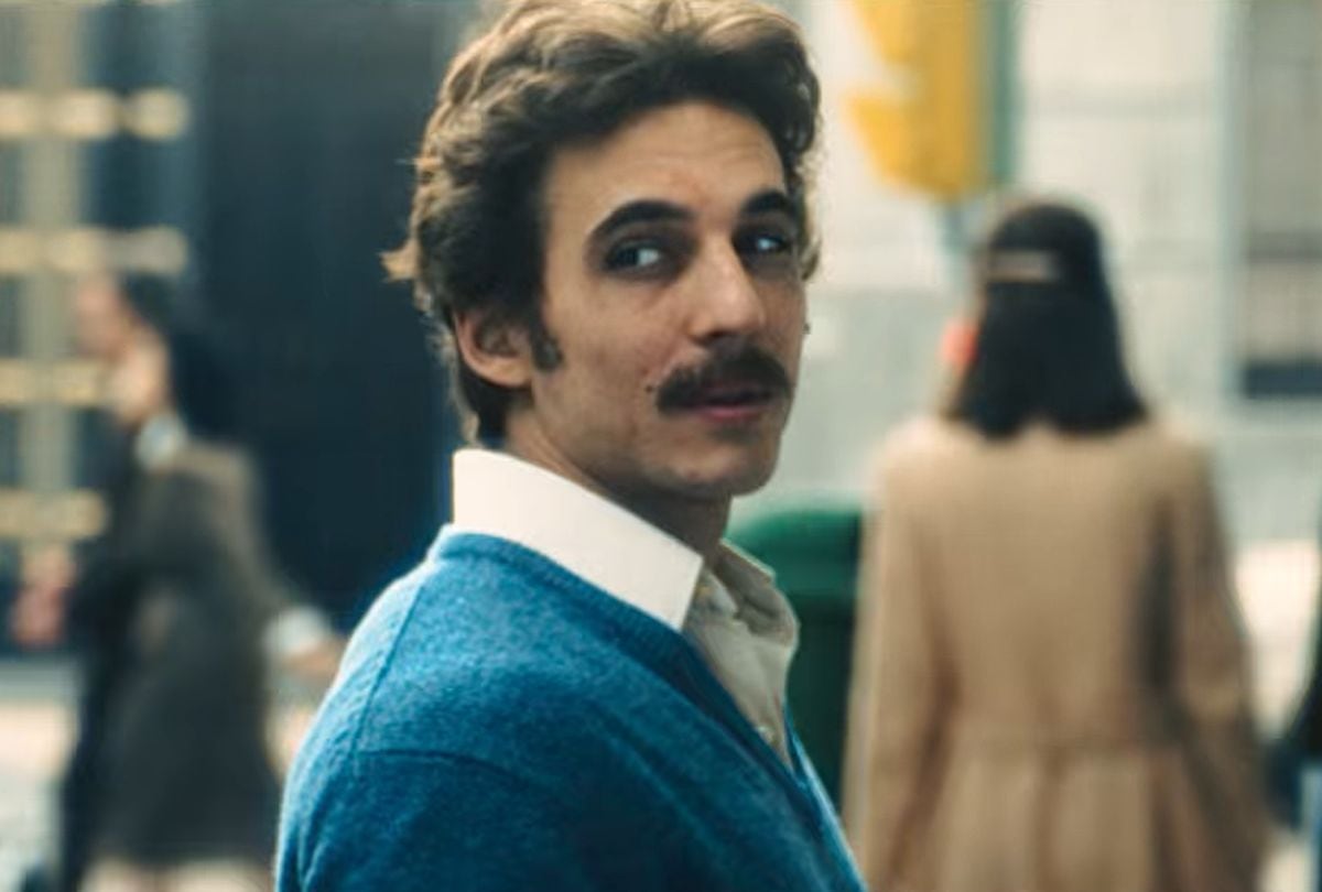 En "Asalto al Banco Central" vemos a José Juan Martínez “El Rubio” sacar unos documentos de una caja fuerte (Foto: Brutal Media)